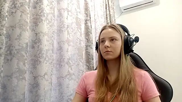 Snapshot of CrackShirker chatting on December 18, 2025, 6:19 am CrackShirker online show from December 18, 2025, 6:19 am