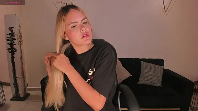 Snapshot of RossiRivers chatting on February 12, 2026, 12:11 pm RossiRivers online show from February 12, 2026, 12:11 pm