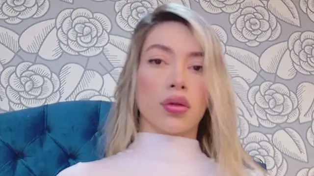 AnnaQuinn online show from December 22, 2025, 2:47 pm