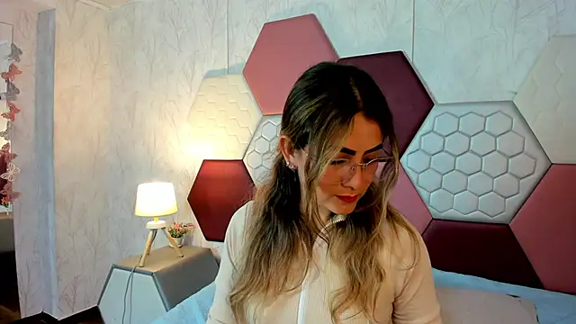 Snapshot of AriaRous chatting on February 12, 2026, 4:13 pm AriaRous online show from February 12, 2026, 4:13 pm