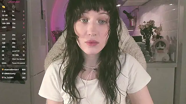 Snapshot of MePretty chatting on March 17, 2025, 8:40 pm MePretty online show from March 17, 2025, 8:40 pm