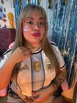 Snapshot of Lindalatina2001 chatting on June 23, 2026, 12:30 am Lindalatina2001 online show from June 23, 2026, 12:30 am