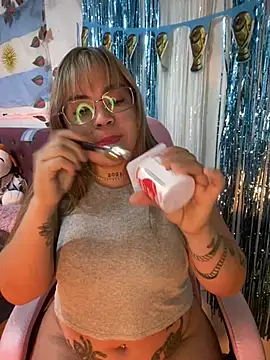 Snapshot of Lindalatina2001 chatting on July 1, 2026, 6:40 pm Lindalatina2001 online show from July 1, 2026, 6:40 pm