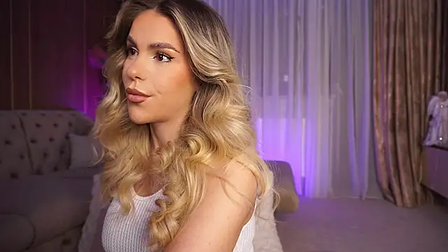 ChloeVelvetx online show from December 4, 2025, 10:07 pm