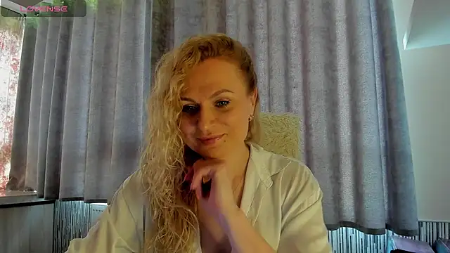 Snapshot of LanaLight_x chatting on May 20, 2026, 12:33 pm LanaLight x online show from May 20, 2026, 12:33 pm