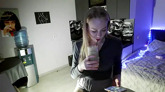 LunaPeony online show from February 26, 2026, 4:06 pm