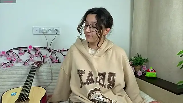 Snapshot of LinBeemon chatting on December 18, 2025, 4:24 pm LinBeemon online show from December 18, 2025, 4:24 pm