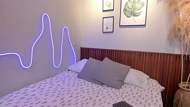 MIAROGGERSS online show from February 21, 2026, 4:02 am