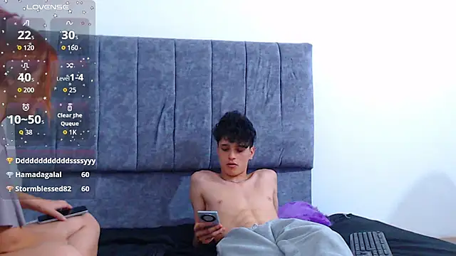 hottie couplee online show from March 5, 2026, 2:40 am