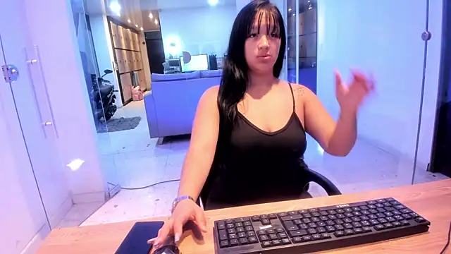 Snapshot of Melodyy_28 chatting on December 18, 2025, 5:41 pm Melodyy 28 online show from December 18, 2025, 5:41 pm