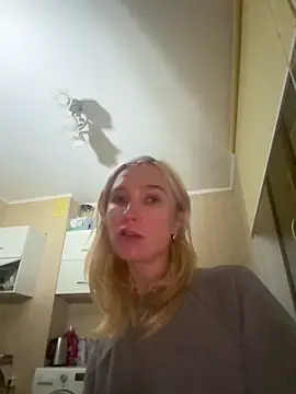 KisJeni online show from December 15, 2025, 9:19 pm