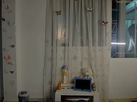 Snapshot of perla-thomson chatting on December 3, 2025, 11:25 pm perla-thomson online show from December 3, 2025, 11:25 pm