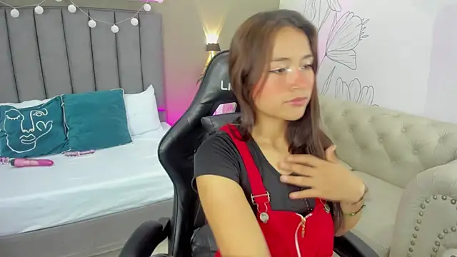 madison saenzz online show from April 7, 2026, 7:25 pm