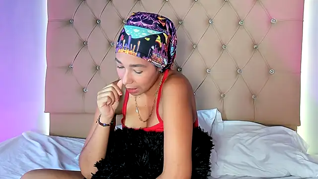 Snapshot of EmmaLawrence_ chatting on December 22, 2025, 7:11 pm EmmaLawrence online show from December 22, 2025, 7:11 pm