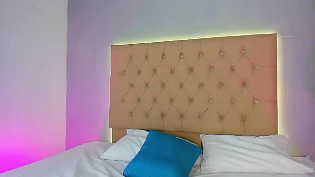 Snapshot of EmmaLawrence_ chatting on January 11, 2026, 8:03 pm EmmaLawrence online show from January 11, 2026, 8:03 pm