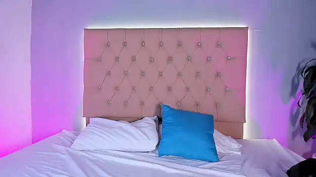 Snapshot of EmmaLawrence_ chatting on January 12, 2026, 8:14 pm EmmaLawrence online show from January 12, 2026, 8:14 pm