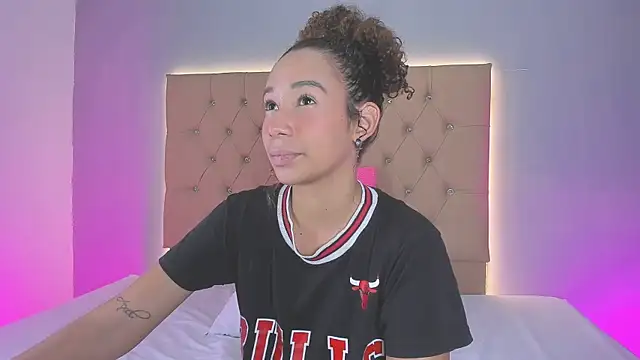 Snapshot of EmmaLawrence_ chatting on February 4, 2026, 7:53 pm EmmaLawrence online show from February 4, 2026, 7:53 pm