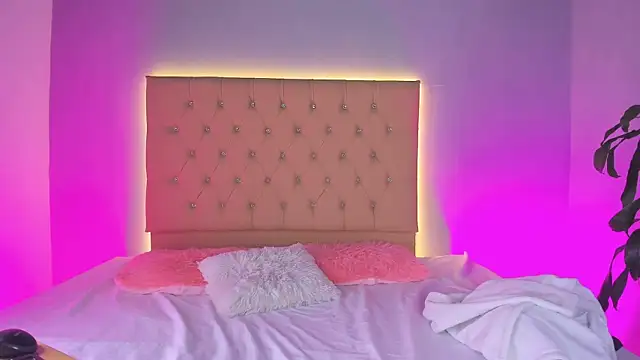 Snapshot of EmmaLawrence_ chatting on February 12, 2026, 9:04 am EmmaLawrence online show from February 12, 2026, 9:04 am