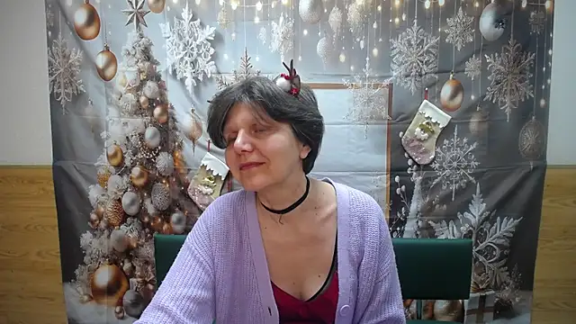 Snapshot of LunaDobra chatting on December 18, 2025, 6:14 pm LunaDobra online show from December 18, 2025, 6:14 pm