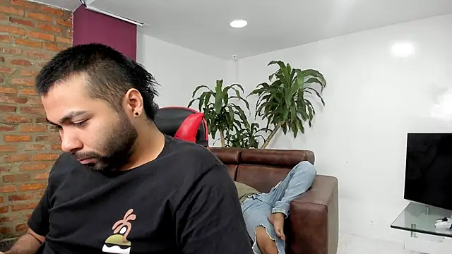 HotThreesoome online show from January 14, 2026, 12:44 pm