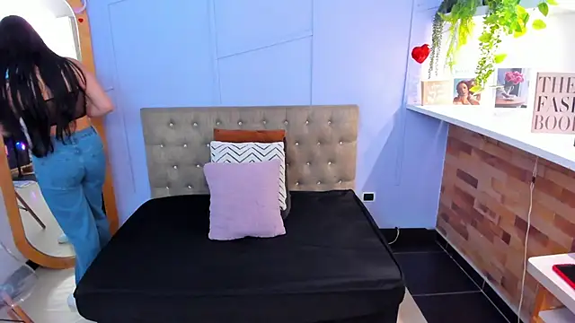 maiterivas online show from December 15, 2025, 8:02 pm