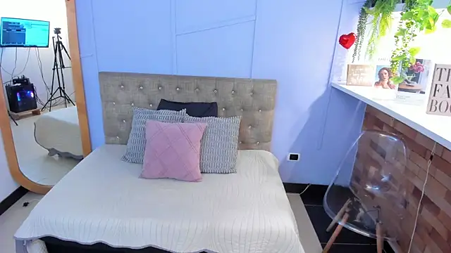 maiterivas online show from December 19, 2025, 7:21 pm