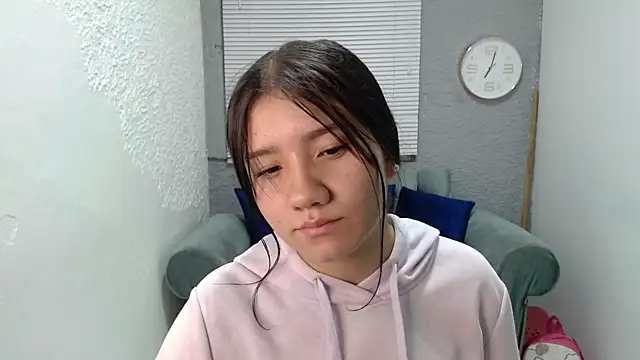 aurorafuckass online show from December 17, 2025, 12:11 pm