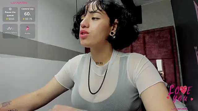 Snapshot of Kiara_Fox__ chatting on April 19, 2026, 8:46 am Kiara Fox online show from April 19, 2026, 8:46 am