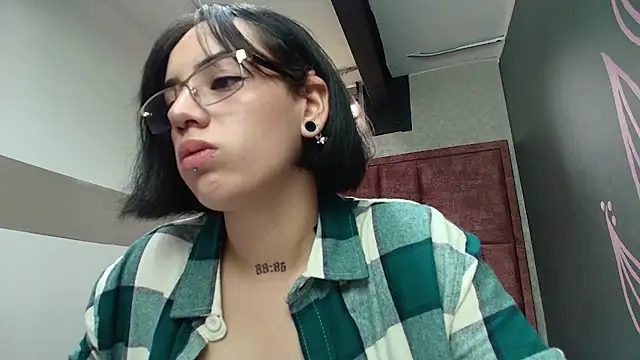 Snapshot of Kiara_Fox__ chatting on April 28, 2026, 9:20 pm Kiara Fox online show from April 28, 2026, 9:20 pm