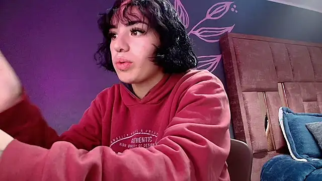 Snapshot of Kiara_Fox__ chatting on May 7, 2026, 9:20 pm Kiara Fox online show from May 7, 2026, 9:20 pm