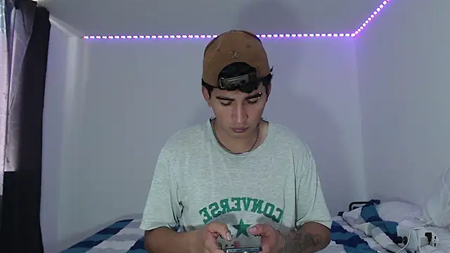 Snapshot of Dave_hot1 chatting on December 17, 2025, 6:14 pm Dave hot1 online show from December 17, 2025, 6:14 pm