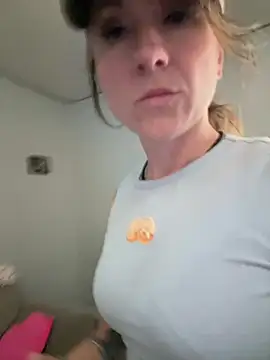 alluringpixie online show from April 15, 2026, 8:31 pm