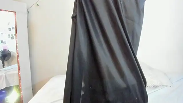 Snapshot of litle_slut chatting on February 19, 2026, 5:36 am litle slut online show from February 19, 2026, 5:36 am