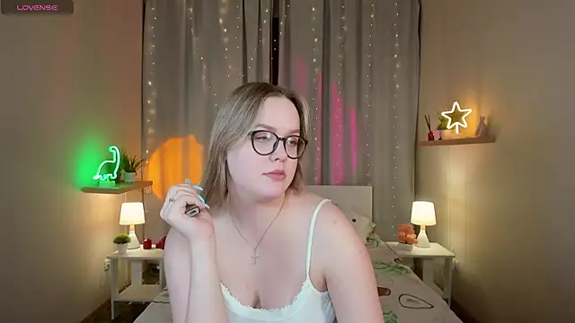 SallyPratt online show from December 17, 2025, 12:11 pm