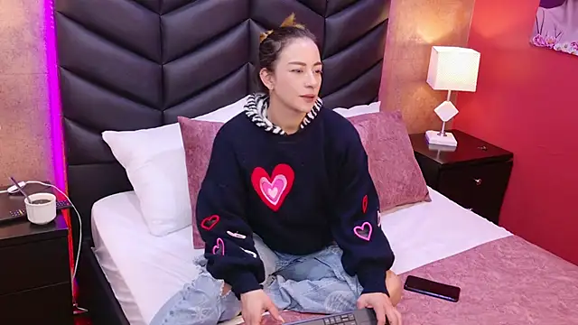 Snapshot of HeatherHazell chatting on December 17, 2025, 3:12 am HeatherHazell online show from December 17, 2025, 3:12 am