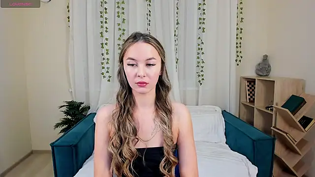 Snapshot of LunaCurly_ chatting on December 17, 2025, 11:49 am LunaCurly online show from December 17, 2025, 11:49 am