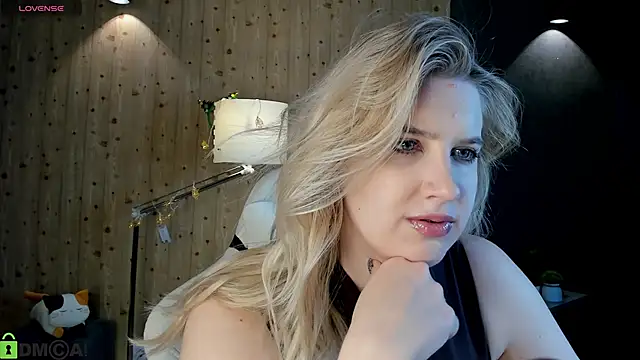 LunasShine online show from December 15, 2025, 4:06 am