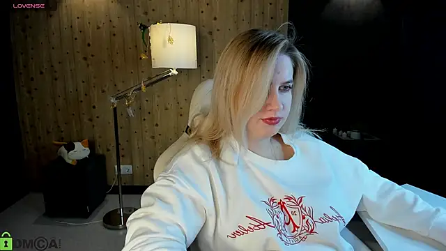 LunasShine online show from December 16, 2025, 4:17 am