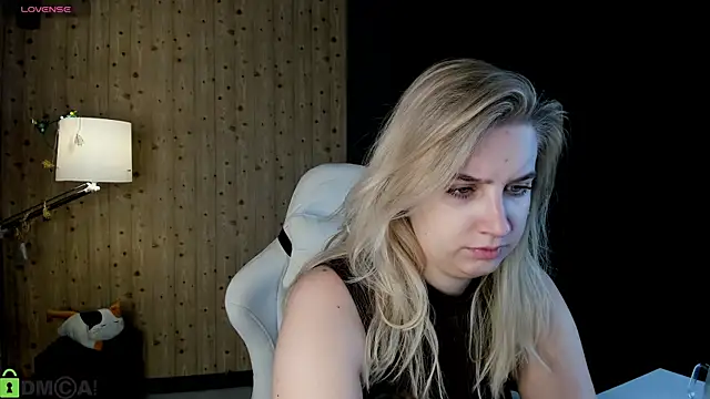 LunasShine online show from December 17, 2025, 4:07 am