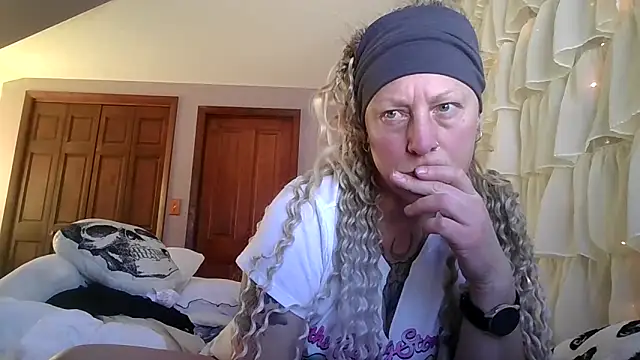 Snapshot of Outdoorchicjj chatting on February 6, 2026, 8:34 pm Outdoorchicjj online show from February 6, 2026, 8:34 pm