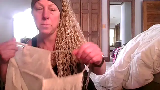 Snapshot of Outdoorchicjj chatting on February 10, 2026, 2:21 pm Outdoorchicjj online show from February 10, 2026, 2:21 pm