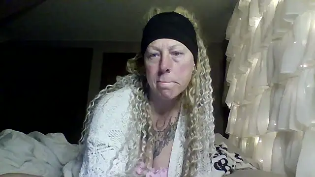 Snapshot of Outdoorchicjj chatting on February 17, 2026, 7:05 am Outdoorchicjj online show from February 17, 2026, 7:05 am