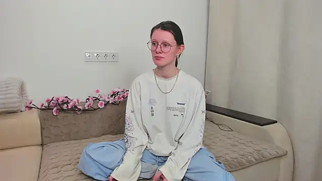 Snapshot of RoxyHerena chatting on December 22, 2025, 12:35 pm RoxyHerena online show from December 22, 2025, 12:35 pm