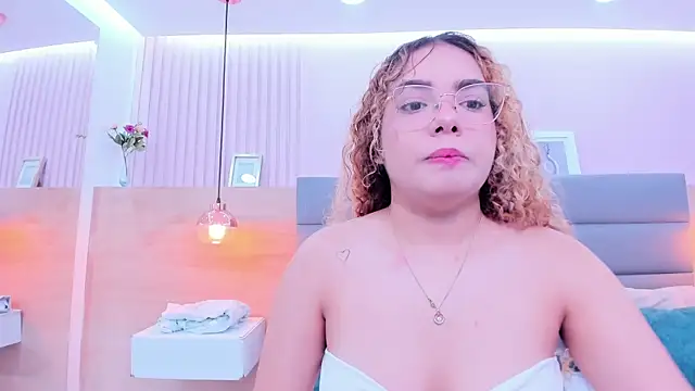 abril dolly online show from December 15, 2025, 5:50 pm