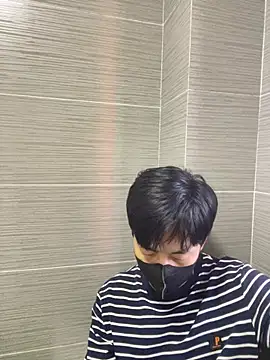 Snapshot of kimze7 chatting on April 15, 2026, 10:43 pm kimze7 online show from April 15, 2026, 10:43 pm