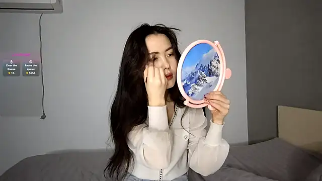 OleneBouras online show from December 14, 2025, 9:25 am