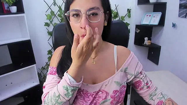 Snapshot of sophi_hardd_ chatting on April 1, 2026, 1:34 pm sophi hardd online show from April 1, 2026, 1:34 pm