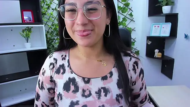 Snapshot of sophi_hardd_ chatting on April 24, 2026, 2:52 pm sophi hardd online show from April 24, 2026, 2:52 pm