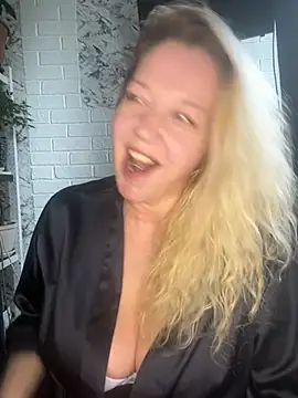 JenniferCarmen online show from May 16, 2026, 6:43 am