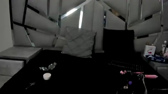 Snapshot of IssysLeBlanc chatting on August 7, 2026, 1:02 pm IssysLeBlanc online show from August 7, 2026, 1:02 pm